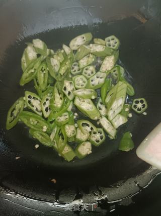 秋葵炒鸡蛋的做法步骤：3