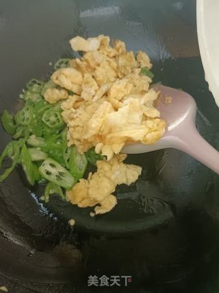 秋葵炒鸡蛋的做法步骤：4