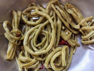 酸豆角炒肉末的做法步骤：1