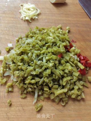 酸豆角炒肉末的做法步骤：2