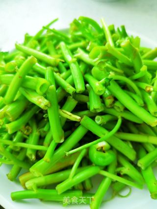 炒空心菜梗的做法步骤：1