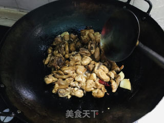 土豆辣子鸡块的做法步骤：2