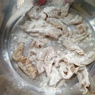 豆花肥肠的做法步骤：1