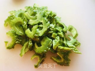 苦瓜炒肉的做法步骤：1