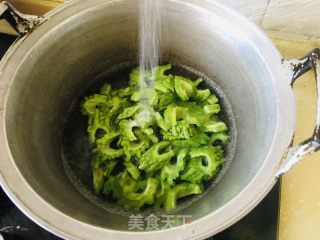 苦瓜炒肉的做法步骤：2