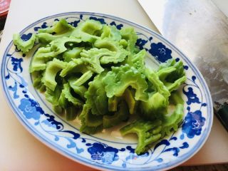 苦瓜炒肉的做法步骤：3