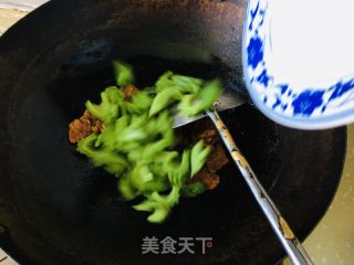 苦瓜炒肉的做法步骤：8