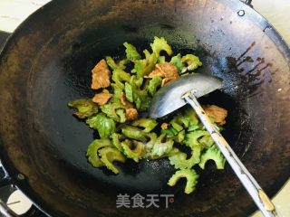 苦瓜炒肉的做法步骤：9