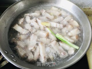 红烧肉烩菜的做法步骤：1