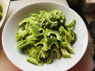 苦瓜炒鸡蛋的做法步骤：1