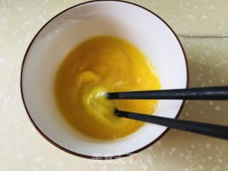 苦瓜炒鸡蛋的做法步骤：2