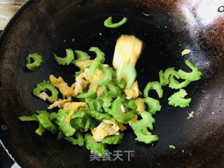 苦瓜炒鸡蛋的做法步骤：8
