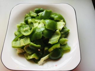 杮子椒炒牛肉的做法步骤：1