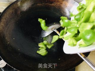 杮子椒炒牛肉的做法步骤：3