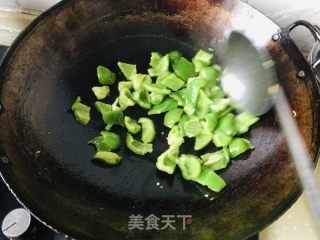 杮子椒炒牛肉的做法步骤：4