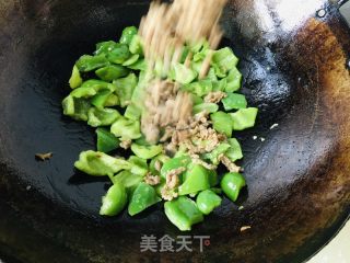 杮子椒炒牛肉的做法步骤：5