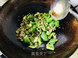 杮子椒炒牛肉的做法步骤：8