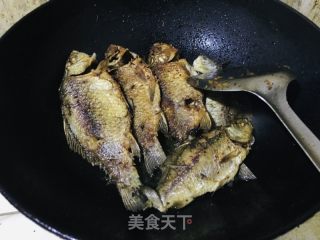 家常啤酒烧鲫鱼的做法步骤：3