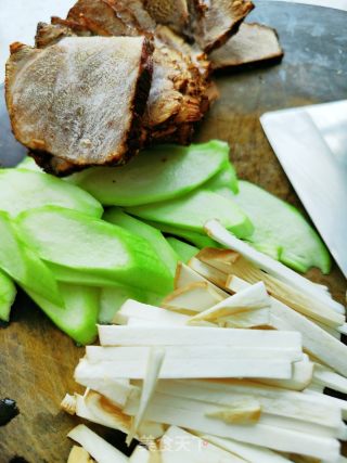 卤香牛肉煲仔饭的做法步骤：5