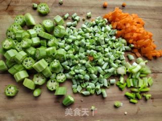 秋葵鸡蛋炒饭的做法步骤：2