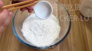 芝麻流心包，香飘四溢，柔软有弹性。的做法步骤：2