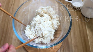 芝麻流心包，香飘四溢，柔软有弹性。的做法步骤：3