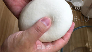 芝麻流心包，香飘四溢，柔软有弹性。的做法步骤：5