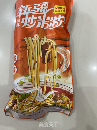 新疆炒米粉的做法步骤：1