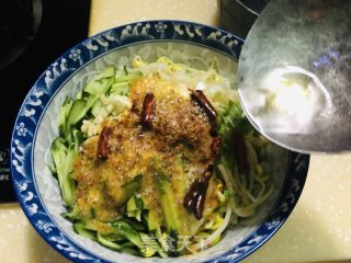 油泼辣子拌面的做法步骤：12
