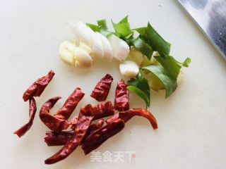麻辣香酥鲫鱼的做法步骤：1