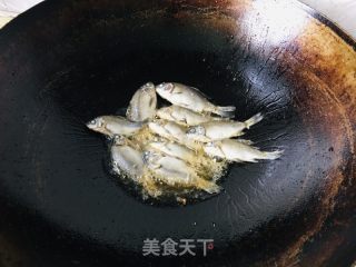 麻辣香酥鲫鱼的做法步骤：3
