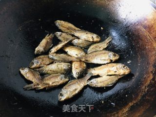 麻辣香酥鲫鱼的做法步骤：4