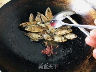 麻辣香酥鲫鱼的做法步骤：5