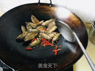 麻辣香酥鲫鱼的做法步骤：6