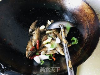 麻辣香酥鲫鱼的做法步骤：7