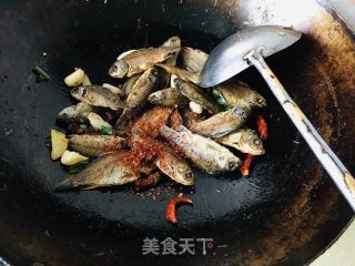 麻辣香酥鲫鱼的做法步骤：8
