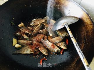 麻辣香酥鲫鱼的做法步骤：9