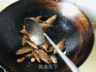 麻辣香酥鲫鱼的做法步骤：10