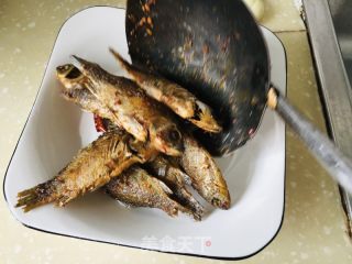 麻辣香酥鲫鱼的做法步骤：11