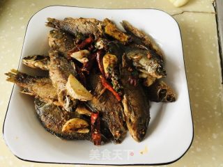 麻辣香酥鲫鱼的做法步骤：12