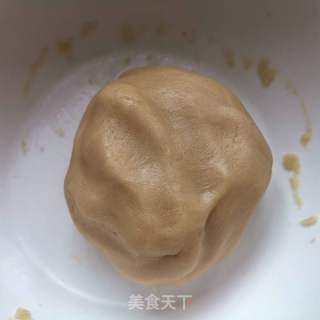 自制蛋黄月饼的做法步骤：1