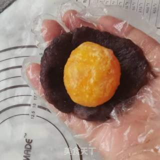 自制蛋黄月饼的做法步骤：2