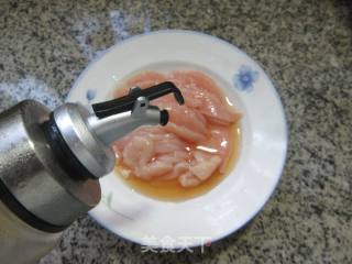 红椒鸡胸肉炒香干的做法步骤：3