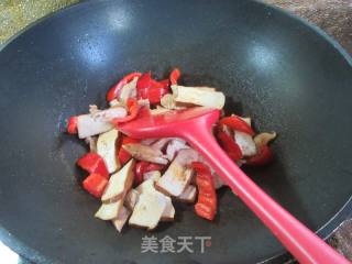 红椒鸡胸肉炒香干的做法步骤：8