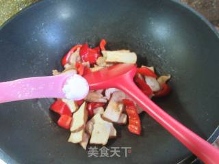 红椒鸡胸肉炒香干的做法步骤：9