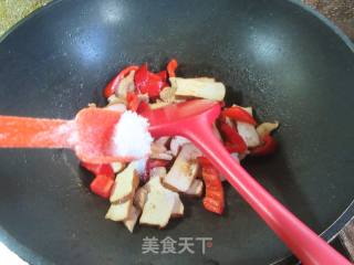 红椒鸡胸肉炒香干的做法步骤：10