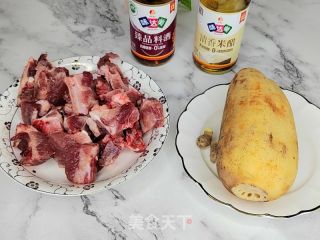 莲藕排骨汤的做法步骤：1