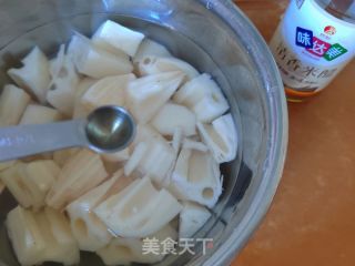 莲藕排骨汤的做法步骤：4