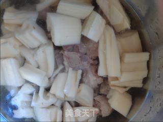 莲藕排骨汤的做法步骤：5