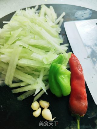 小炒冬瓜条的做法步骤：2